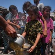 Palestinier tar emot nödhjälp, 10 juni.