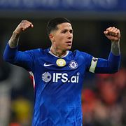 Enzo Fernandez under en match i maj.