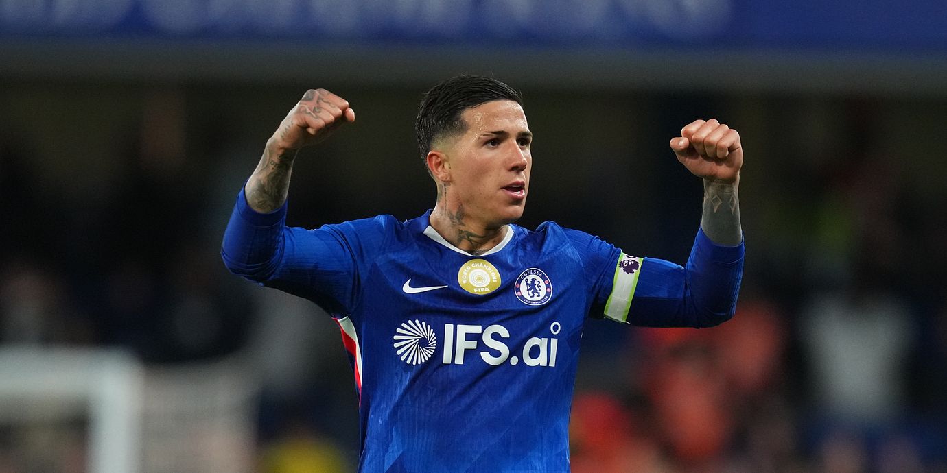 Enzo Fernandez under en match i maj.