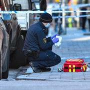 Polisens kriminaltekniker på plats efter att en man i 50-årsåldern skjutits ihjäl på Södra Skolgatan vid Möllevångstorget i centrala Malmö