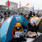 Sydkoreaner demonstrerar för att en avstängde presidenten Yoon Suk-Yeol ska arresteras.