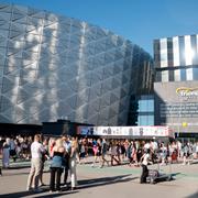 Fans köar inför Taylor Swifts konsert i Stockholm den 17 maj 2024