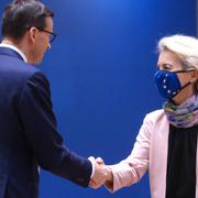 Polens premiärminister Mateusz Morawiecki och EU-kommissionens ordförande Ursula von der Leyen. 