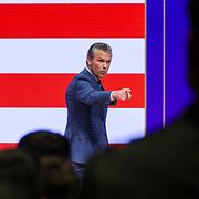 Försvarsminister Pete Hegseth efter sitt tal.