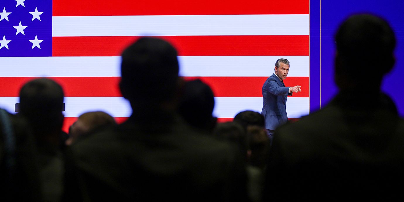 Försvarsminister Pete Hegseth efter sitt tal.