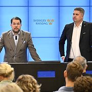 Sverigedemokraternas partiledare Jimmie Åkesson (SD) och Oscar Sjöstedt (SD) efter mötet med talmannen, under den andra talmansrundan.