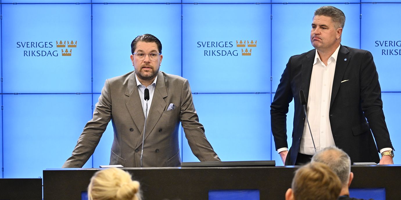 Sverigedemokraternas partiledare Jimmie Åkesson (SD) och Oscar Sjöstedt (SD) efter mötet med talmannen, under den andra talmansrundan.