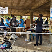 Flera beväpnade vakter vid vallokalerna i Sierra Leone. 