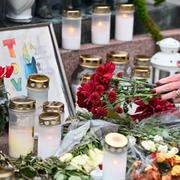 Blommor och ljus på Storgatan för den 21-åriga kvinnan som hittades död i Vetlanda kommun onsdagen den 2 november 2022.