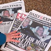 Tidningar efter gripandet av Andrew Mountbatten-Windsor i februari.