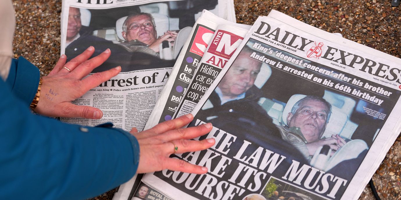 Tidningar efter gripandet av Andrew Mountbatten-Windsor i februari.