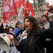 Demonstranter i Paris under fredagen. 