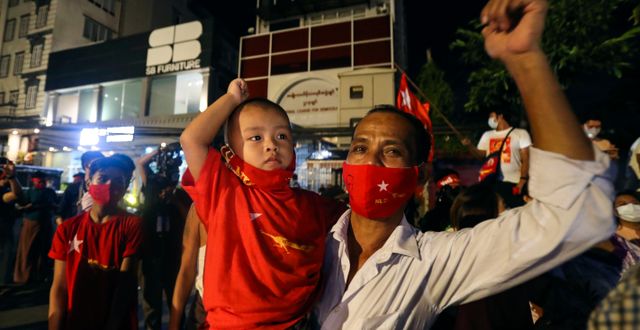 NLD-sympatisörer firar utanför partiets högkvarter i Rangoon.  Thein Zaw / TT NYHETSBYRÅN