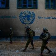 Israeliska soldater passerar UNRWA:s tidigare högkvarter i Gaza. Illustrationsbild.