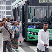 Människor kliver av bussen i Addis Ababa. Arkivbild.