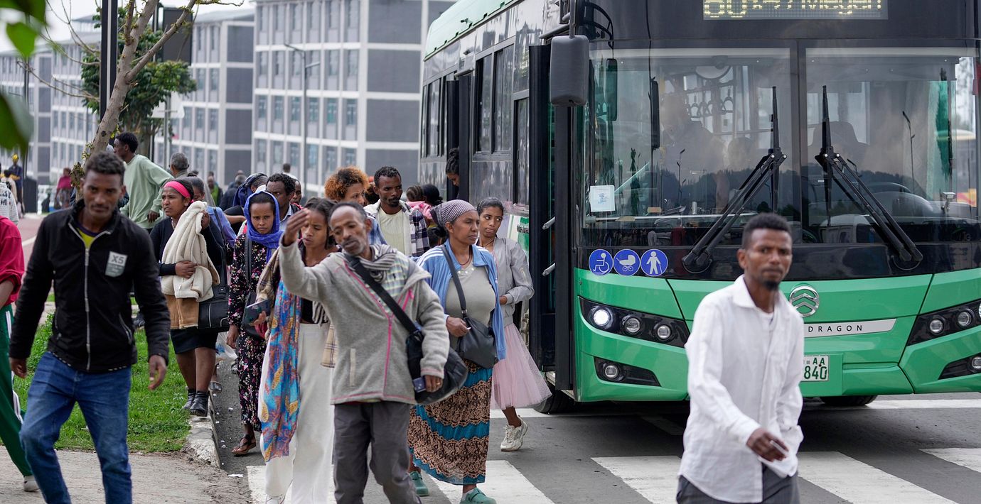Människor kliver av bussen i Addis Ababa. Arkivbild.
