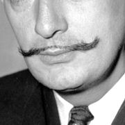 Till vänster: Vakt utanför Louvren i Paris. Till höger: Bild på Salvador Dalí tagen i New York 1942.