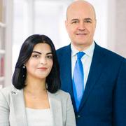 Vd Hira Syed och Fredrik Reinfeldt.