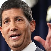 Fedchefen Kevin Warsh på dagens presskonferens.