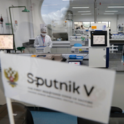 Tester med Rysslands vaccin Sputnik V genomförs i Brasiliens huvudstad Brasilia den 25 januari. Till höger Vladimir Putin.