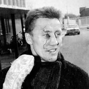 Börje Salming utanför sjukhuset i Toronto, Kanada, efter att han fått en skridsko i ansiktet och sytt 300 stygn den 27 november 1986. 