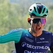 Paul Seixas passerar mållinjen i cykelloppet Fleche Wallonne i Belgien.