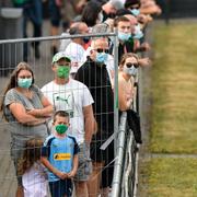 Tyska fotbollsfans väntar på att se Borussia Moenchangladbach träning. 