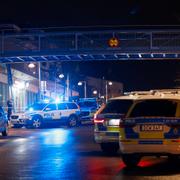 Flera poliser på plats i Rinkeby. 