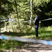 Polisens avspärrningar på platsen.