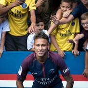 Neymar med unga fotbollsfans.