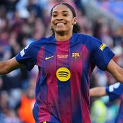 Barcelonas Salma Paralluelo firar efter att ha bombat in ett skott i krysset.