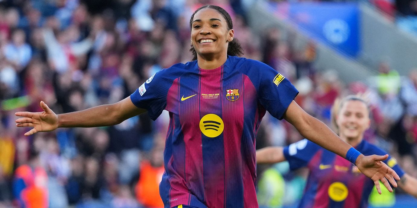 Barcelonas Salma Paralluelo firar efter att ha bombat in ett skott i krysset.