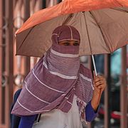 Invånare i Lucknow, Indien, 20 maj.