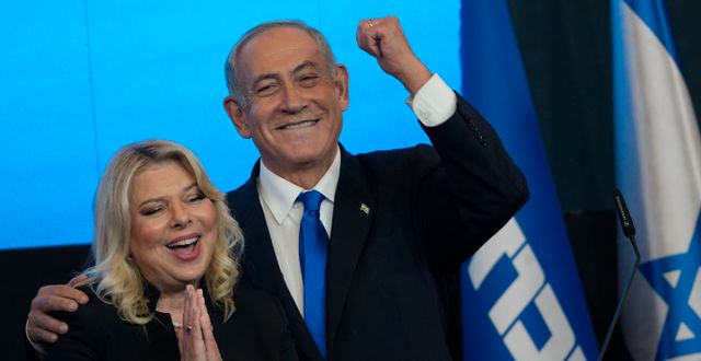 Benjamin Netanyahu och frun Sara jublar. Tsafrir Abayov / AP
