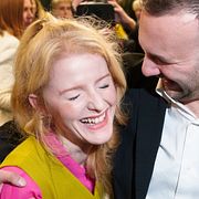 Hannah Spencer, ny parlamentariker för De gröna tillsammans med partiledare Zack Polanski efter nattens seger.