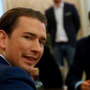 Sebastian Kurz med ledaren för De gröna, Werner Kogler, i bakgrunden. 