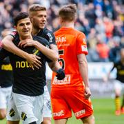 Tarik Elyounoussi jublar efter 2–0.