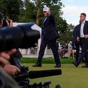 USA:s president Donald Trump på golfturnering i söndags.