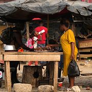 En kvinna som handlar i Abidjan, Elfenbenskusten.