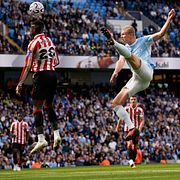 Manchester Citys Erling Haaland skjuter i en match mot Sunderland.