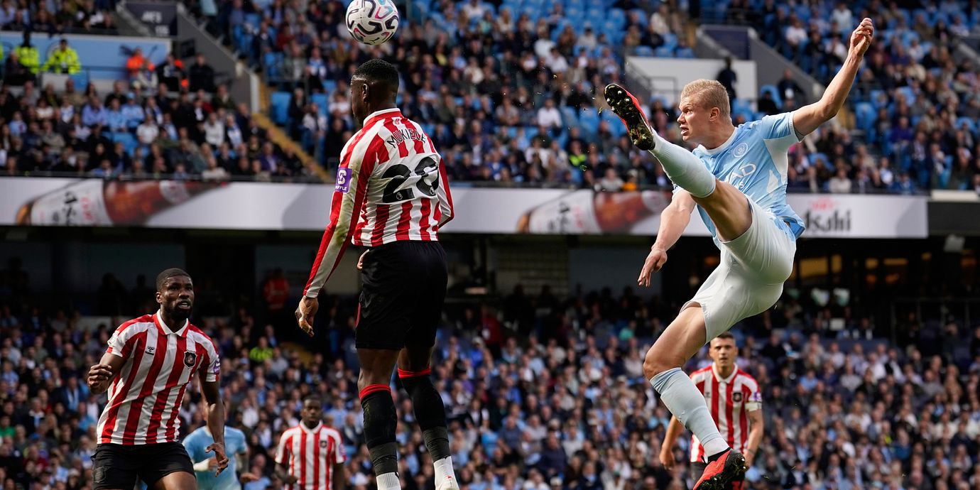 Manchester Citys Erling Haaland skjuter i en match mot Sunderland.