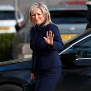 Michelle O’Neill anländer till parlamentet Stormont.