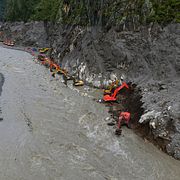 Räddningsarbetare försöker rädda liv efter den dödliga naturkatastrofen i Nepal och Tibet.
