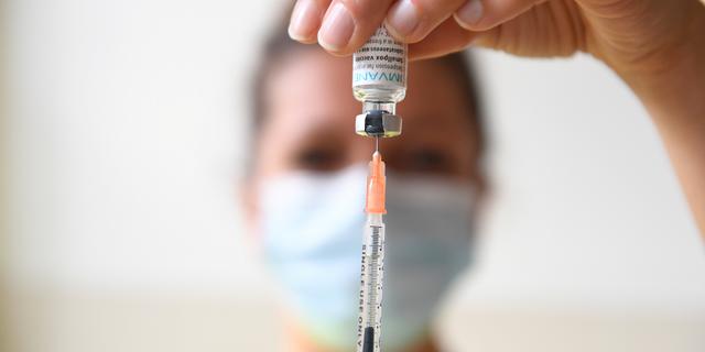 Illustrationsbild. Apkoppsvaccin förbereds på en vaccincentral i Paris.  Alain Jocard / AP