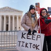 Protester från när Tiktok tillfälligt togs bort i USA.