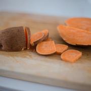 Sötpotatis innehåller komplexa kolhydrater som tar längre tid att bryta ned i kroppen.