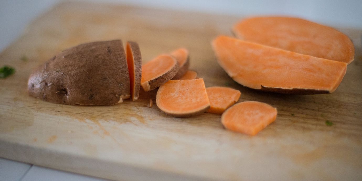 Sötpotatis innehåller komplexa kolhydrater som tar längre tid att bryta ned i kroppen.