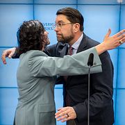 L-ledaren Simona Mohamsson kramar om Jimmie Åkesson på fredagens pressträff.