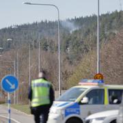 Den beväpnade mannen jagades i skogen. Brandrök syntes på flera ställen i området. 