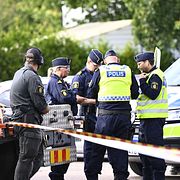 Polisen utanför skolan i Fagersta.